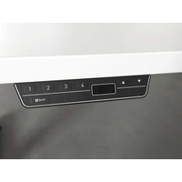 Hammerbacher XBHM16 elektrisch höhenverstellbarer Schreibtisch weiß rechteckig, C-Fuß-Gestell silber