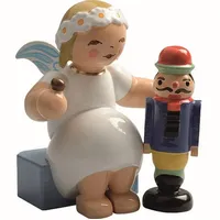 Wendt & Kühn Margeritenengel, sitzend mit Nussknacker und Nuss