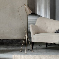 GUBI Gräshoppa Stehleuchte olive brown