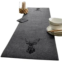 Dekoleidenschaft Tischläufer Platzhirsch aus Filz, grau, mit schwarzem Hirsch-Motiv,