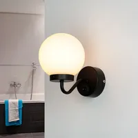Licht-Erlebnisse Schwarze Wandlampe mit Schalter IP44 Kugelschirm