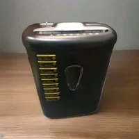 AmazonBasics Amazon Basics Hochsicherheits-Kreuzschnitt-Aktenvernichter für 7-8 Blätter Querschnitt, für